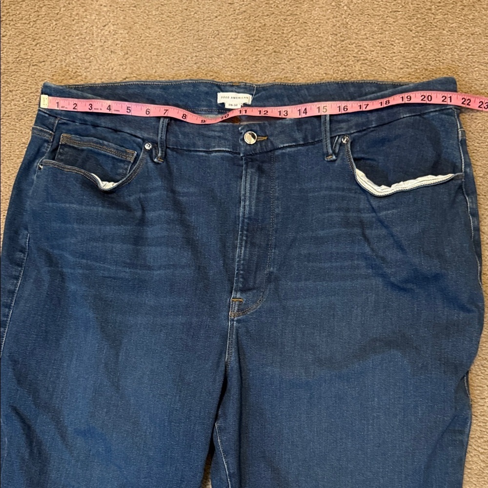 Good American Blue Denim Capri Jeans - Picture 3 of 6
